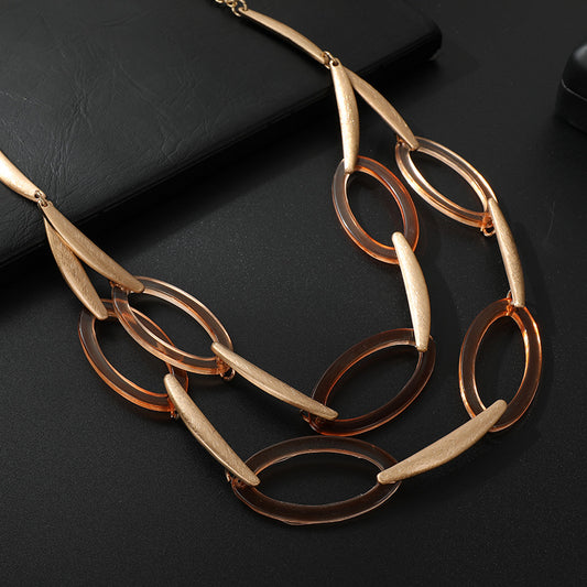 Ras-de-cou audacieux et chic, accessoire mode tendance